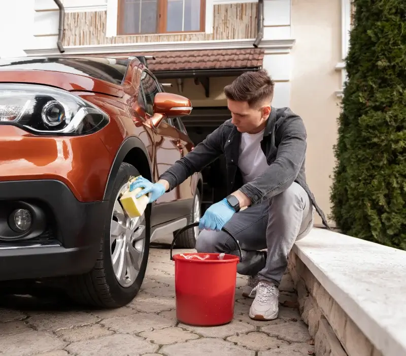 Lavage auto à domicile Steinbrunn-le-Haut : professionnel intervenant sur un véhicule